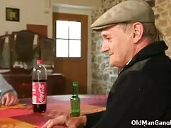 Her genç bakire bozma delik için oyuncaklar.