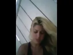 Sokakta mastürbasyon yapan bakire kız kızlarla flört