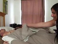 Sıkı yasemin bakire kızın kızlık zarını patlatıyor göt